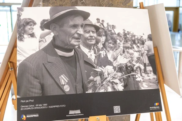 Expoziția „Flori pe Prut: 35 de ani de la primul Pod de Flori” (© Facebook / Parlamentul Republicii Moldova)