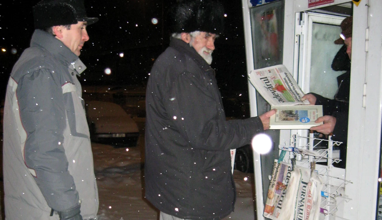 Ieşenii au cumpărat de dimineaţă ziarul „Adevărul“ cu carte