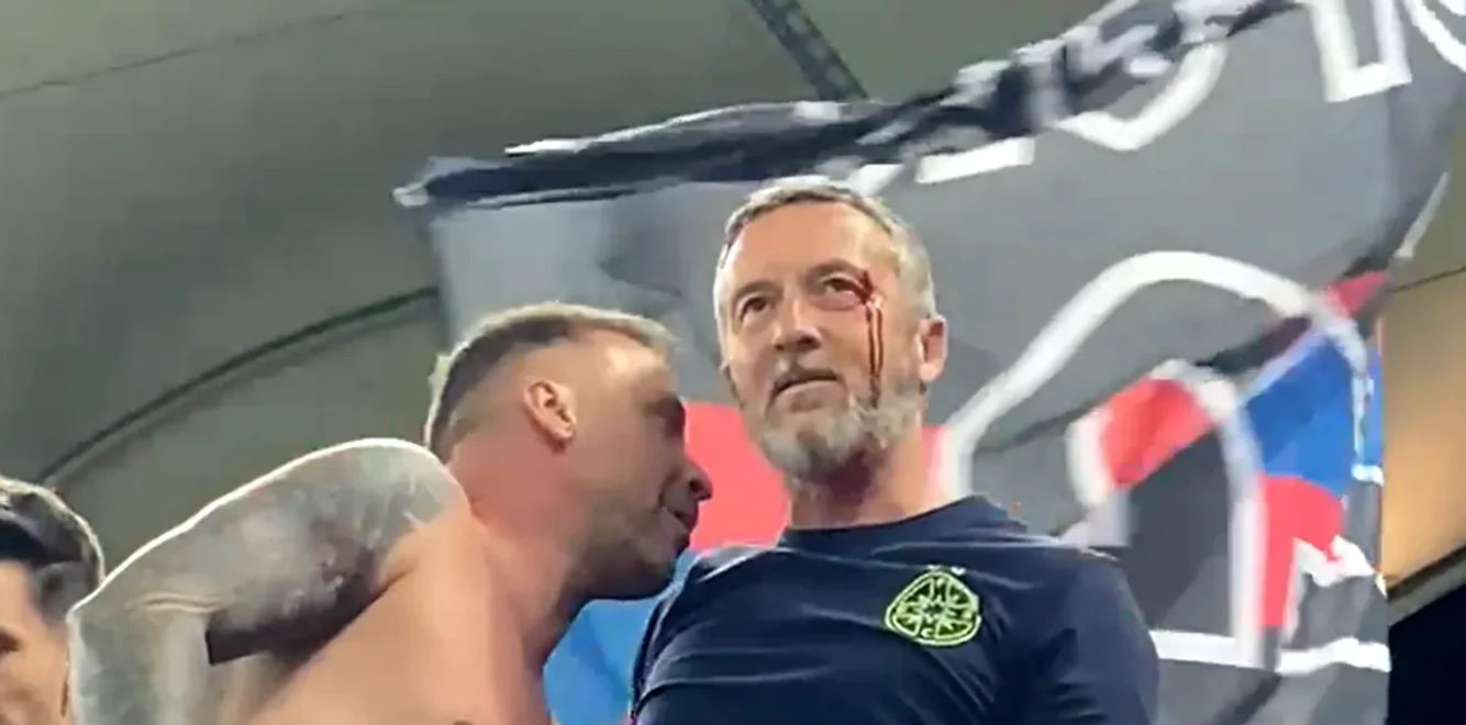 Mihai Stoica a fost lovit în figură în momentul îmbrățișărilor. Captură TV