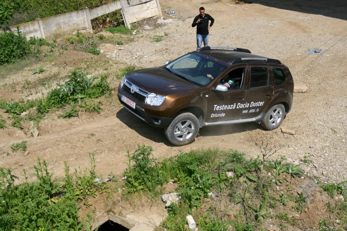 O rechemare similară pentru modele Dacia Duster cu aceeaşi eroare de fabricaţie a fost făcută cu mai mult timp în urmă şi în ţări din vestul Europei. Irlandezii sau germanii au avut prioritate în faţa clienţilor români