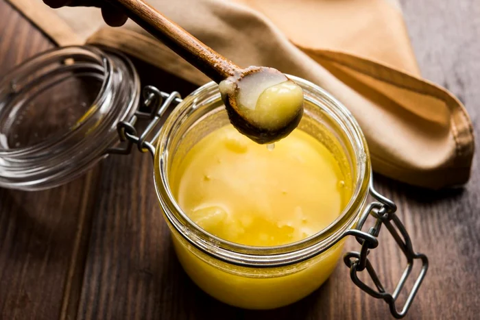 Ce este «Ghee» sau untul clarificat, ideal pentru persoanele cu alergie la lactoză