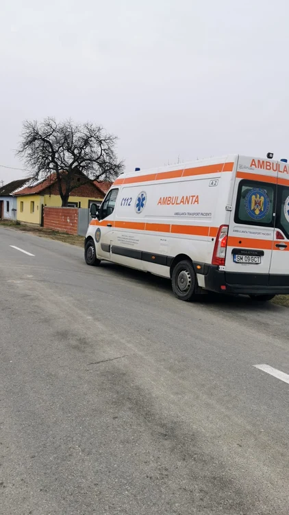 Ambulanța lasă oamenii fără familii la poarta centrului FOTO Viorel Pașca