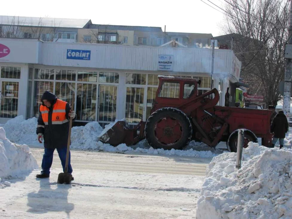 Trecerile de pietoni, curăţate de gheaţă