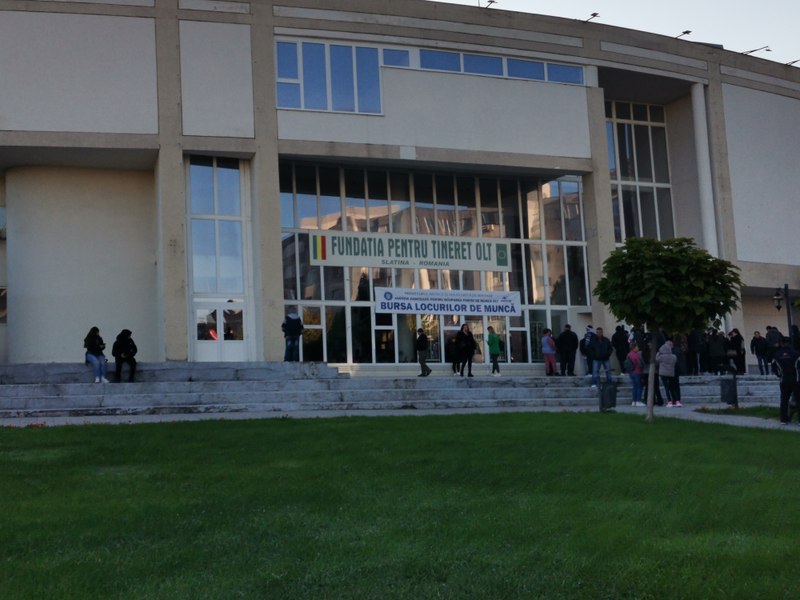 Șomerii care au peste 50 de ani, disperați să-și găsească de lucru la bursa pentru absolvenți. „Nici șomaj n-avem, că te ține câteva luni și te concediază”| REPORTAJ