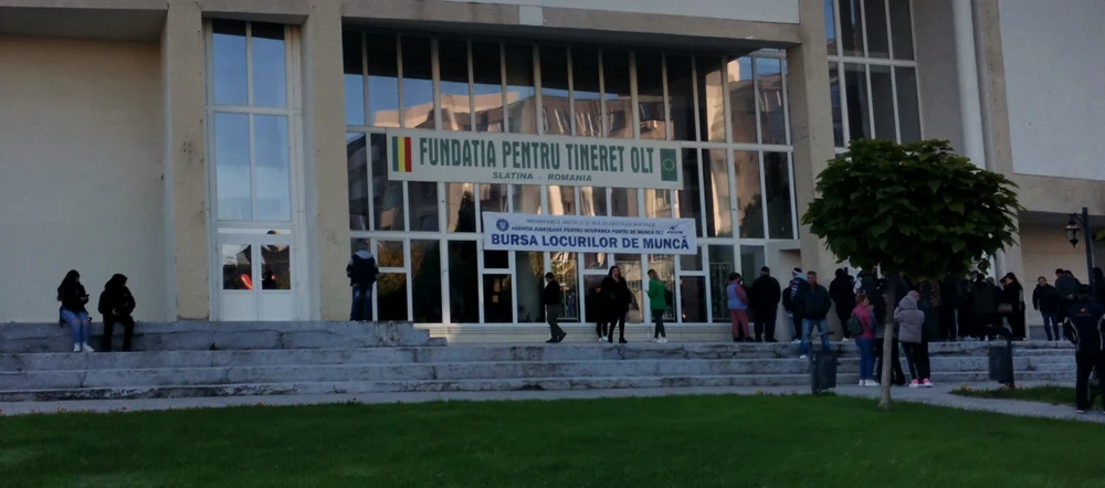 Câteva sute de persoane au ajuns în fața angajatorilor prezenți la bursă FOTO: Alina Mitran