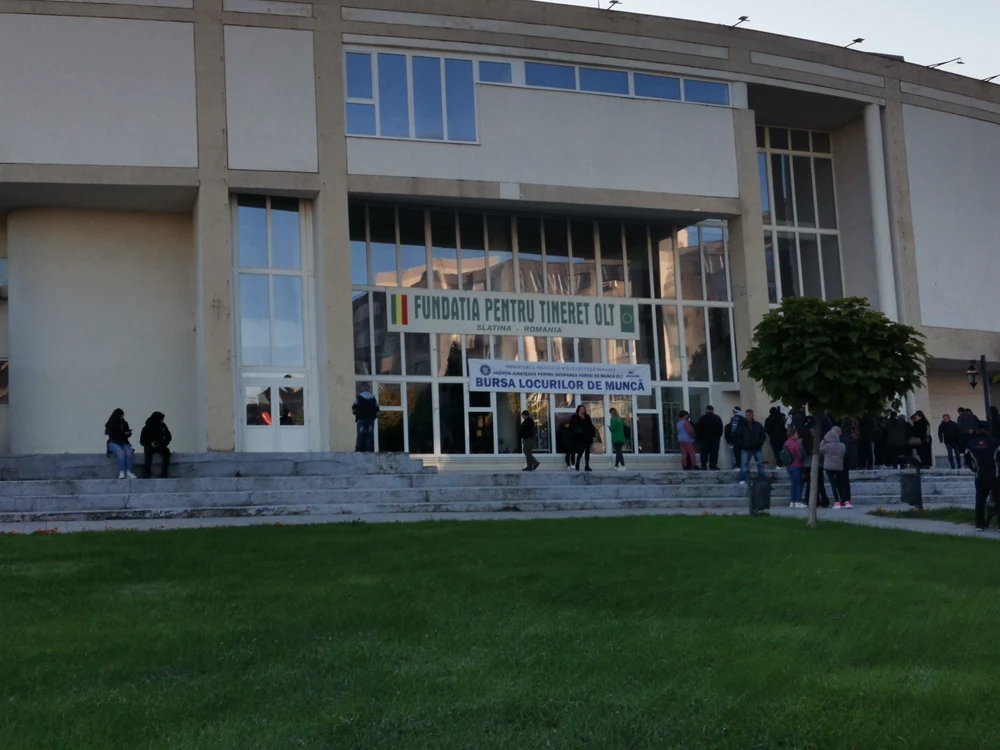 Șomerii care au peste 50 de ani, disperați să-și găsească de lucru la bursa pentru absolvenți. „Nici șomaj n-avem, că te ține câteva luni și te concediază”| REPORTAJ