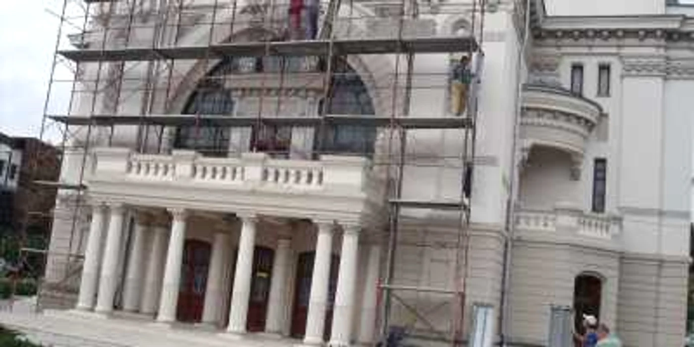 Munictorii au pus schelele pe clădirea teatrului