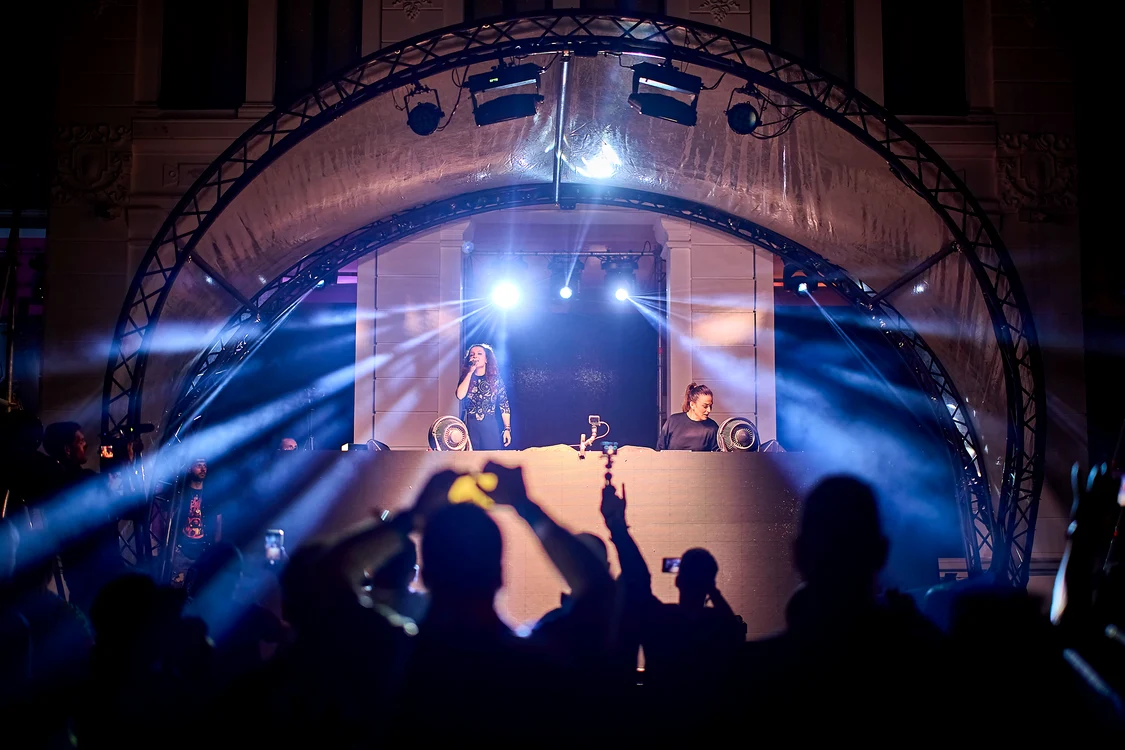 Oana Cenușe alături de The WLT pe o scenă de la Untold. FOTO Arhivă personală O. C.