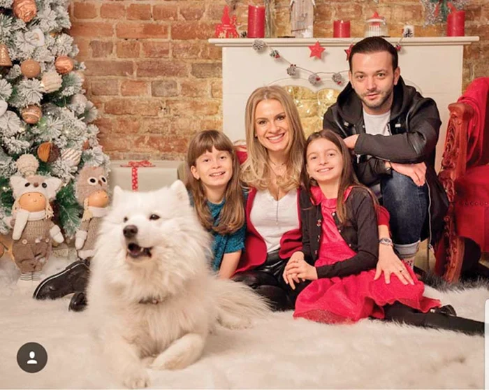 Mihai Morar a împodobit  bradul cu soţia  şi gemenele lor 