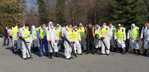 Armată de oameni pentru dezinfectarea străzilor din Râmnicu Vâlcea în timpul pandemiei de coronavirus Foto Primăria Râmnicu Vâlcea