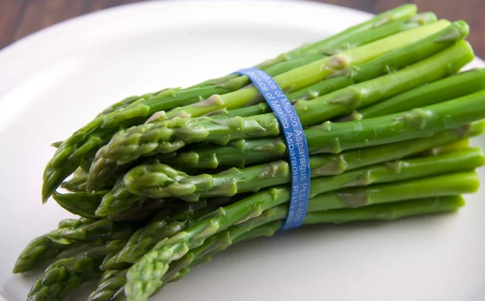 Salată de sparanghel, aromată și gustoasă 