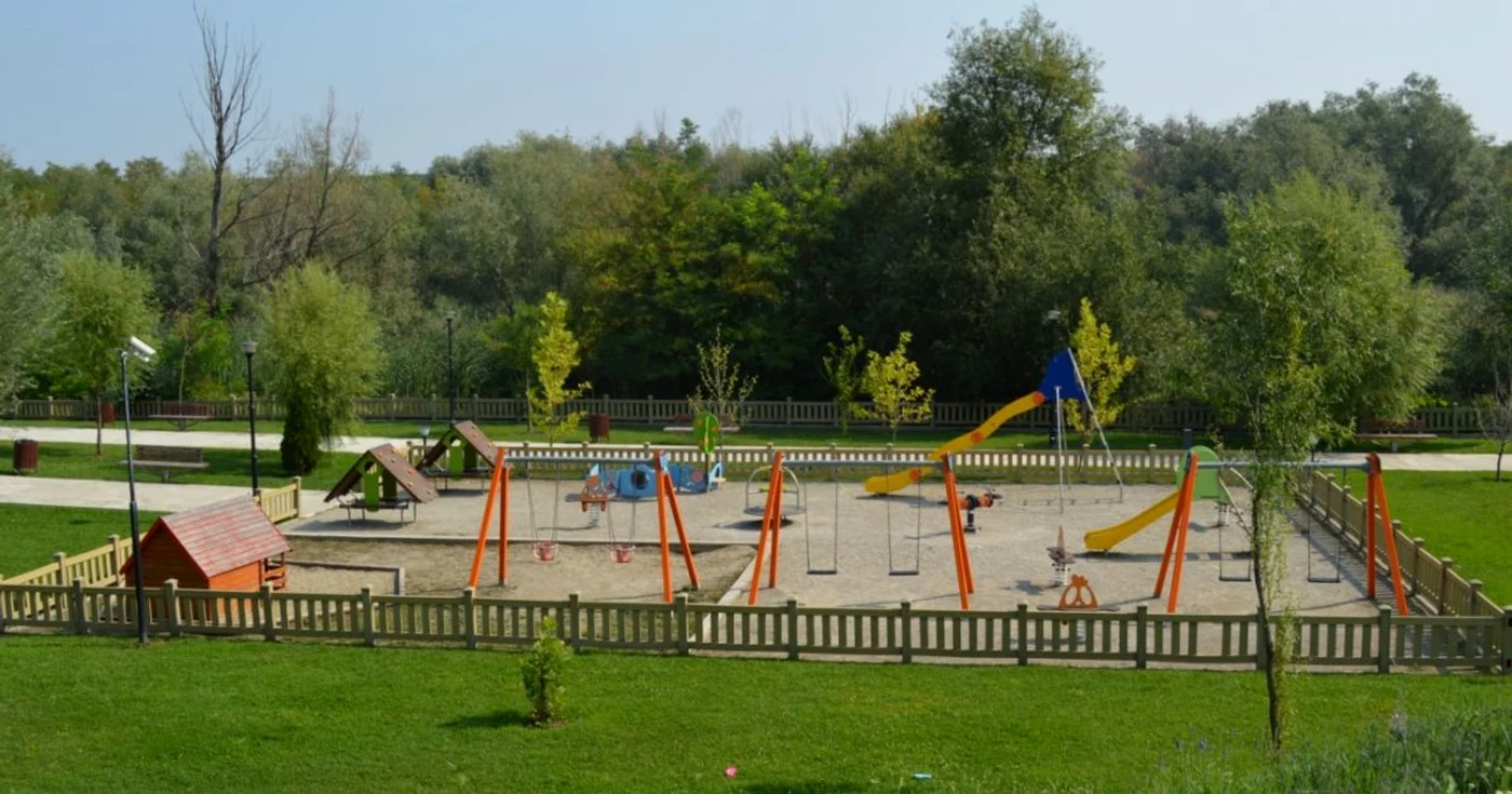 Echipamentele din locul de joacă pentru copii au fost achiziţionate la preţuri exorbitante