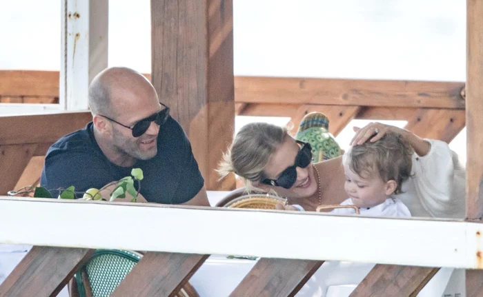 
    O familie perfectă: Jason  Statham, 51 de ani, Rosie  Huntington-Whiteley  (32 de ani) şi Jack, de un anfotografii: Profimedia  
