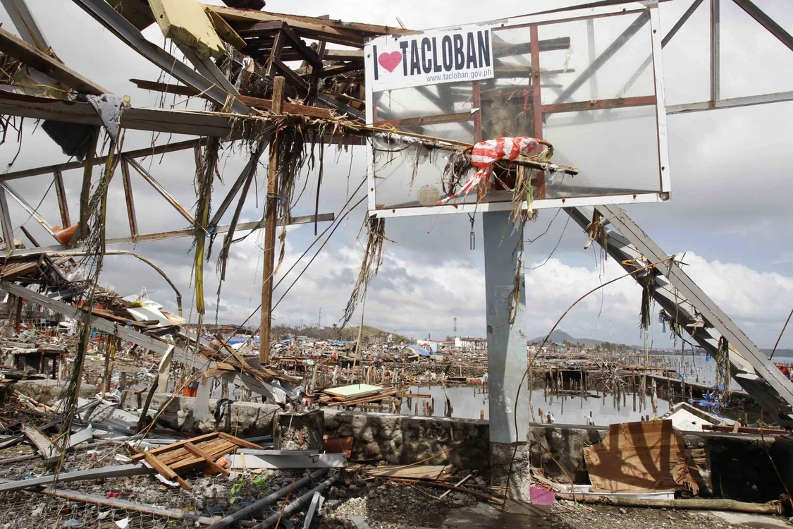 Panou cu mesajul „Iubesc Tacloban”, distrus de apele care au devastat şi restul oraşului. FOTO: Reuters