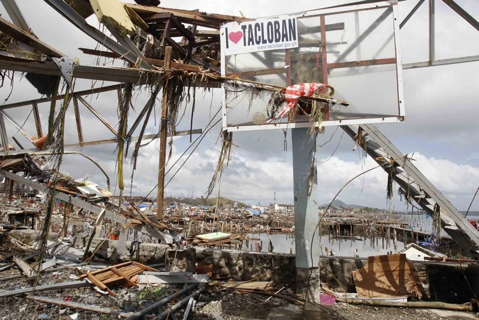 Panou cu mesajul „Iubesc Tacloban”, distrus de apele care au devastat şi restul oraşului. FOTO: Reuters