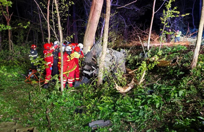 Mașina celor doi s-a izbit de un copac FOTO Infotrafic