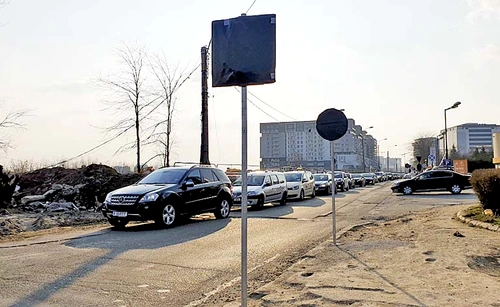 Firma care repară drumul a montat deja indicatoarele cu sens unicFoto: Florin Şuler
