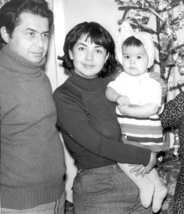 În copilărie, împreună cu părinţii ei, Floarea Calotă şi Nicolae Lupu