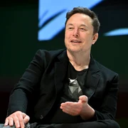 Elon Musk a comentat pe X protestele violente din Marea Britanie FOTO PROFIMEDIA