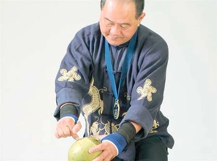 
    Bărbatul cu cele mai  puternice degete  din lume a intrat în  Cartea Recordurilor  