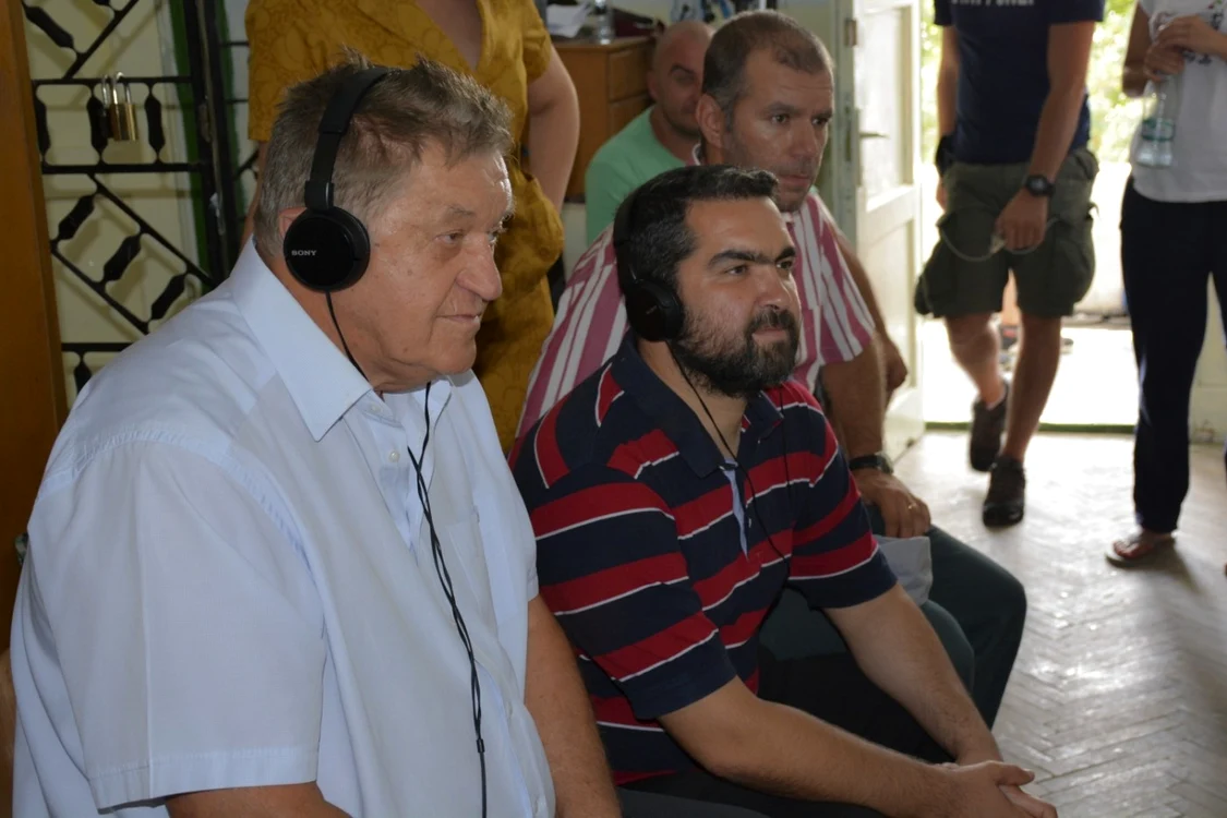 Ciprian Mega(tricou în dungi), la filmările din 2017 ale "21 de rubini" Foto: arhiva Adevărul