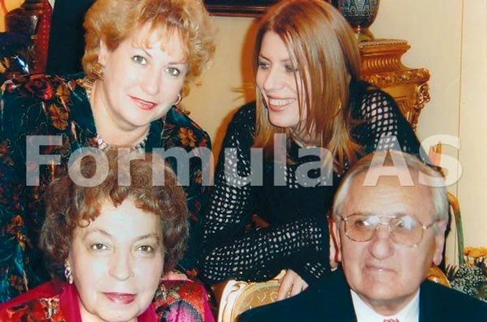 Avocata Paula Iacob, alături de soțul ei, Nicolae Iacob și de fiica ei, Ruxandra Gabriela (dreapta sus)