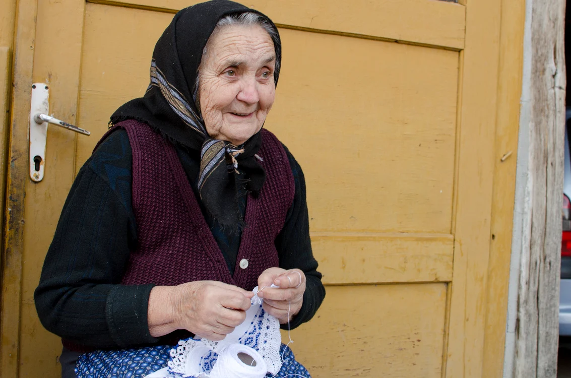 Mama Ana face detaliile de dantelă pe care le poartă zeci de femei din lume
