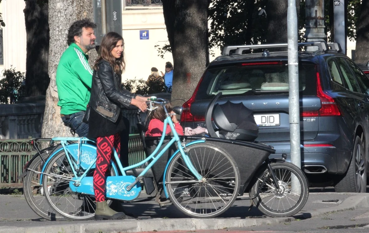 Radu Dragomir, pe dealuri, având „această încărcătură familială”. În roabă încape chiar și Dana Rogoz