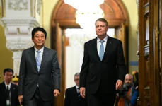 Shinzo Abe a fost primit, în 2018, la Palatul Cotroceni de Klaus Iohannis (© Administrația Prezidenţială)