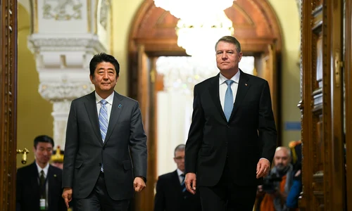 Shinzo Abe a fost primit, în 2018, la Palatul Cotroceni de Klaus Iohannis (© Administrația Prezidenţială)