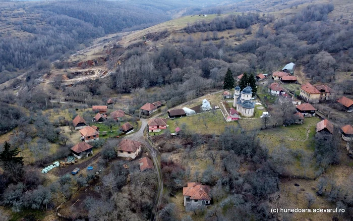 Cariera de marmură de la Alun și satul Alun. Foto: Daniel Guță