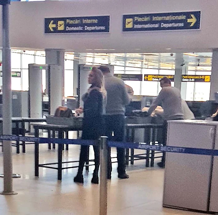 Pe 28 decembrie 2015, Click! l-a surprins pe Mara alături de amantă în aeroport