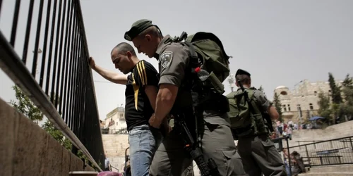 Un poliţist de frontier israelian percheziţionează un palestinian la Poarta Damascului intrarea principală în vechiul Ierusalim înainte de rugăciunea de vineri la moscheea Al-Aqsa FOTO AFP