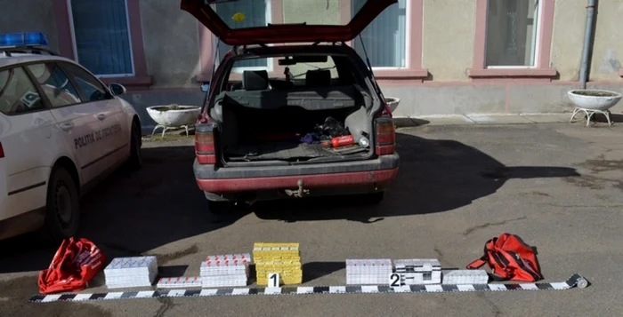 Poliţiştii de
frontieră au găsit în portbagajul maşinii unui sătmărean 380 de pachete ţigări
de provenienţă ucraineană şi Duty-Free, în valoare de peste 1.700 lei. FOTO -
Poliţia de Frontieră