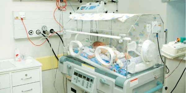 Asistenta a uitat bebeluşul în incubator 