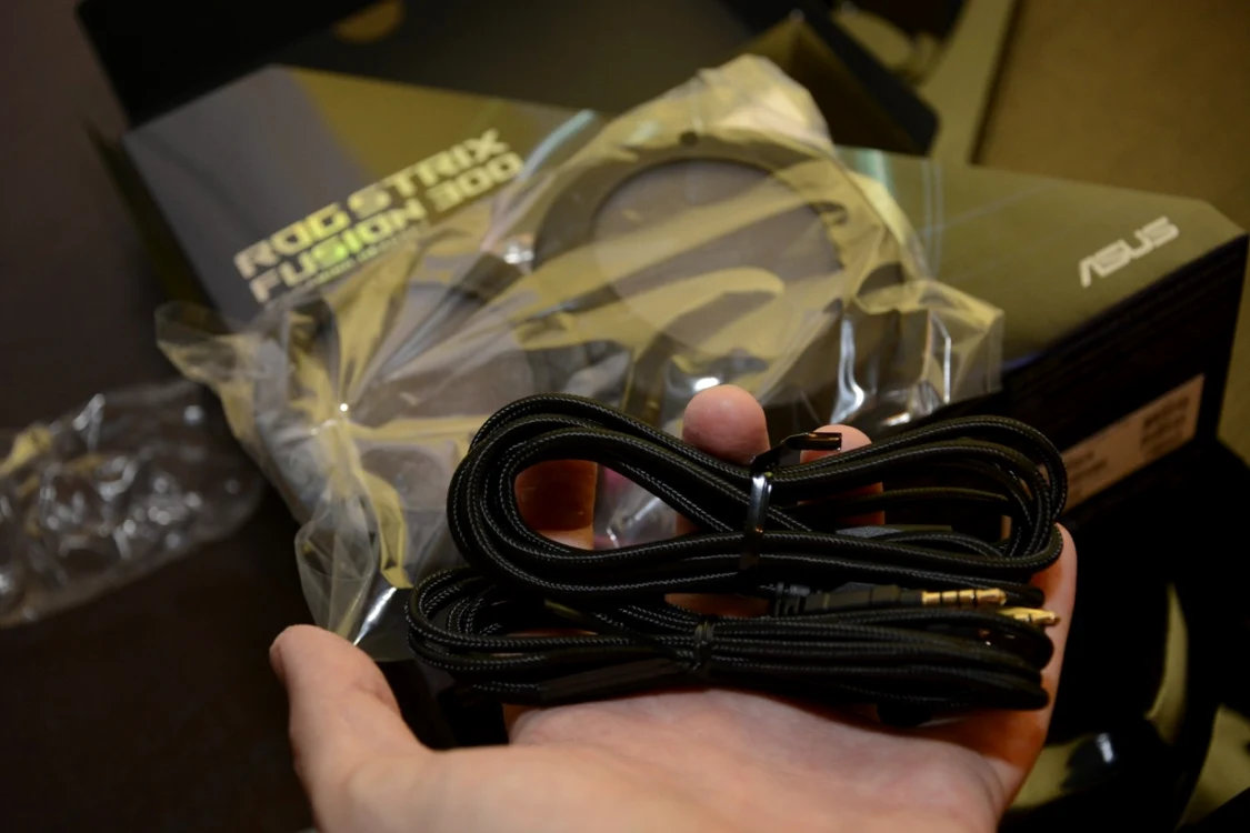 Căşti de gaming Asus ROG Strix Fusion 300 FOTO Adrian Pogîngeanu