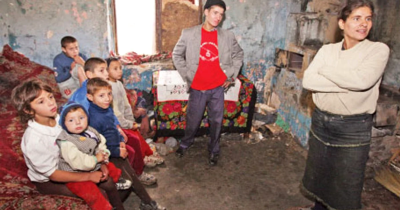 Deşi teoretic există zeci de milioane de euro pentru combaterea sărăciei rromilor, aceşti bani rămân de multe ori doar în documentele unor programe ineficiente Foto: „Adevărul“
