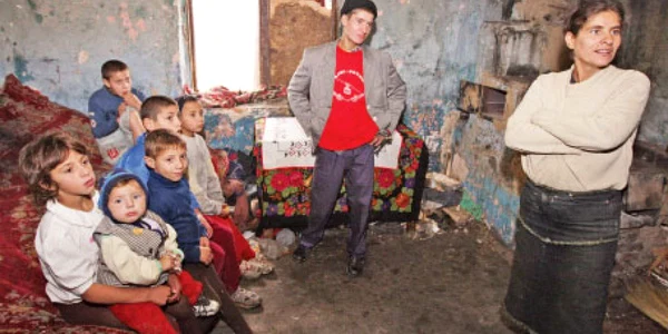 Deşi teoretic există zeci de milioane de euro pentru combaterea sărăciei rromilor, aceşti bani rămân de multe ori doar în documentele unor programe ineficiente Foto: „Adevărul“
