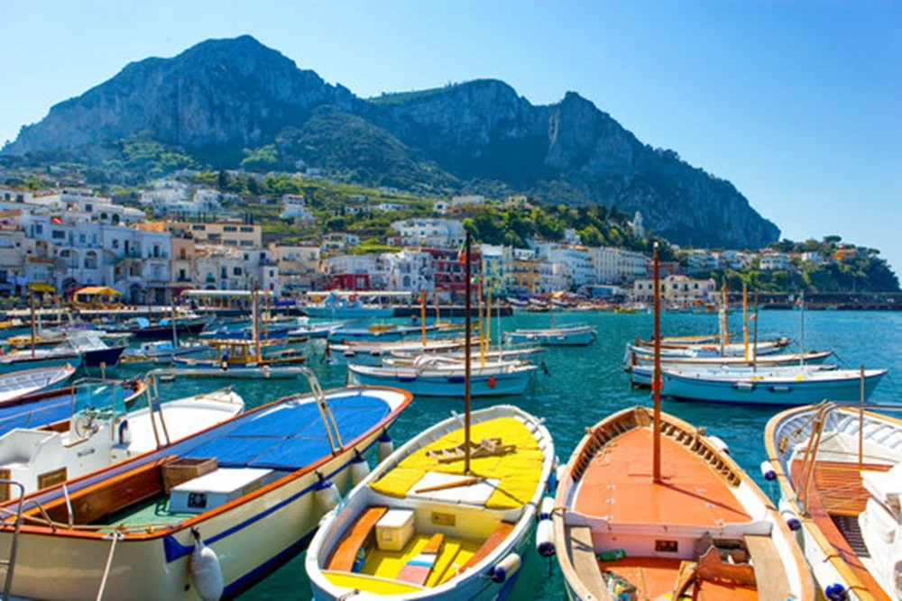Italia introduce reguli noi pentru turiștii din trei destinații populare: schimbări în Capri, Florența și Dolomiți