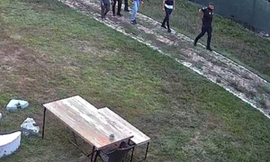 Bărbatul a postat, pe Facebook, poze cu echipele de polițiști din ziua percheziției Foto Gorj Online jpg