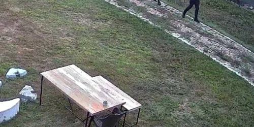 Bărbatul a postat, pe Facebook, poze cu echipele de polițiști din ziua percheziției Foto Gorj Online jpg