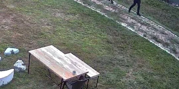 Bărbatul a postat, pe Facebook, poze cu echipele de polițiști din ziua percheziției Foto Gorj Online jpg