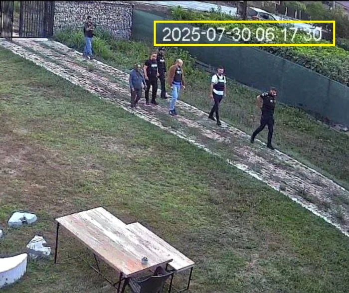 Bărbatul a postat poze cu polițiștii care au luat parte la percheziție Foto: Gorj Online