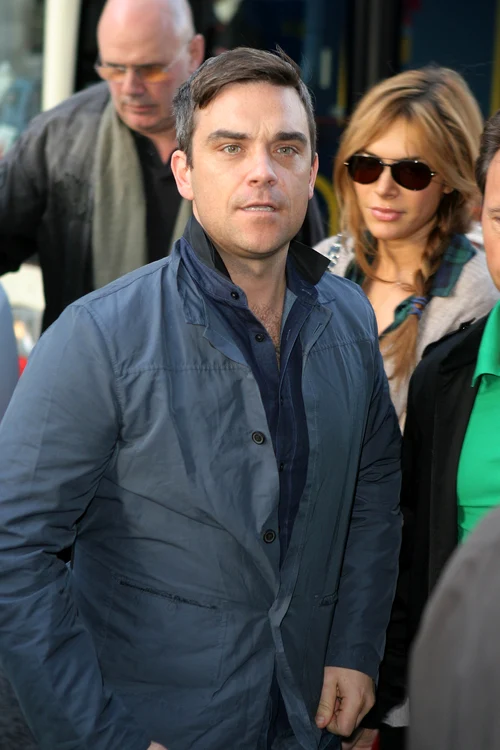 
    Robbie Williams sosește la sediul BBC Radio Broadcasting House (Foto: Splash)  