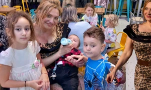 Cristina Cioran, super sexy la petrecerea de un an a băiețelului său  Ce a ales micuțul Max de pe tavă!