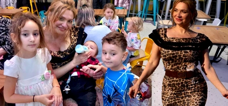 Cristina Cioran, super sexy la petrecerea de un an a băiețelului său Ce a ales micuțul Max de pe tavă!