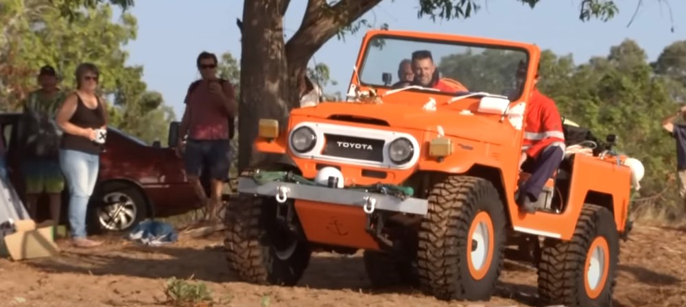 Călătorie pe fundul mării cu o rablă. O Toyota din 1978 a stabilit un nou record mondial VIDEO 
