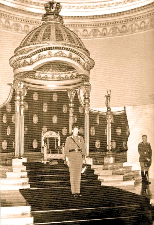 Regele Mihai  în faţa tronului,  în anul 1941