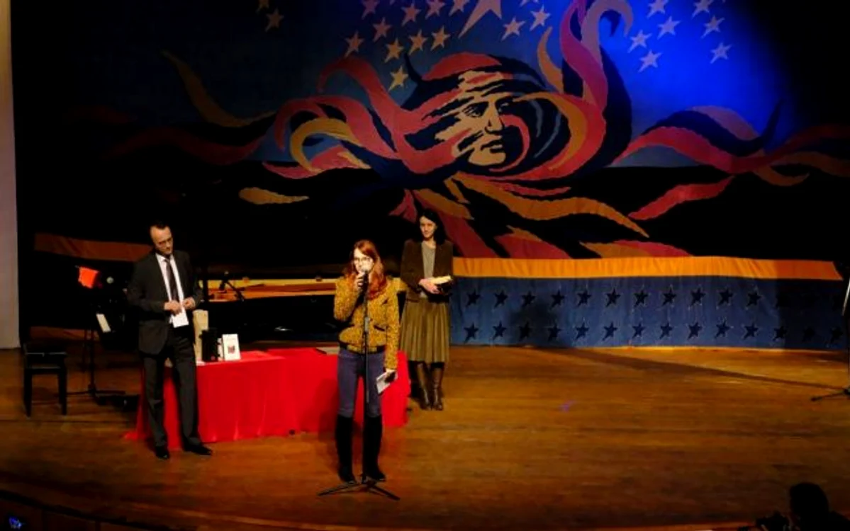 Anastasia Gavrilovici pe scena Galei Premiului Naţional de Poezie ”Mihai Eminescu” FOTO Eduard Pintea