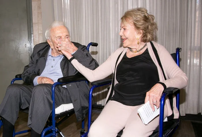 Lirk Douglas, alături de soţia sa, în urmă cu doi ani, la aniversarea a 101 de viaţă